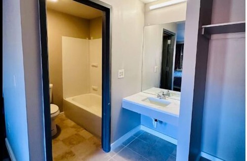 West New Haven Hotel | Three Judges Motel