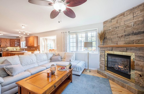 Saint Come Ski Chalet | Three Lakes Cottage | 4-Season Spa & BBQ | St-Côme | Private Lake | Fireplace