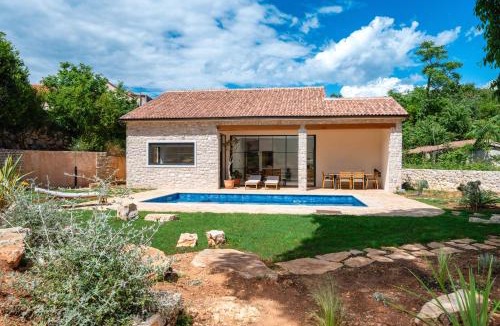 Vrisnik Villa | Three Little Birds