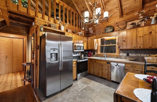 Hidden Lake Cabin | Three Loves Cabin - Mountain View | Hot Tub | Pet Friendly | Firepit