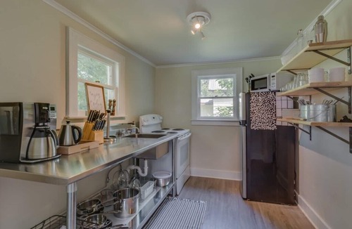 Three Oaks Cottage | Three Oaks Charmer W/Two Night Summer Minimum