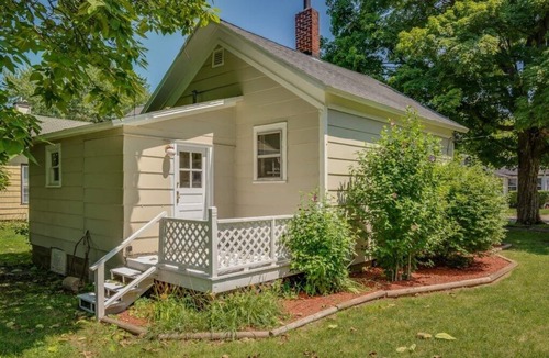 Three Oaks Cottage | Three Oaks Charmer W/Two Night Summer Minimum