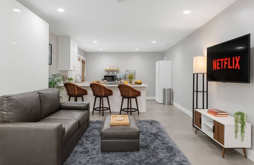Grant Hill Apartment | Three Private Units| Pool/Spa|Downtown|Freeways|Beaches