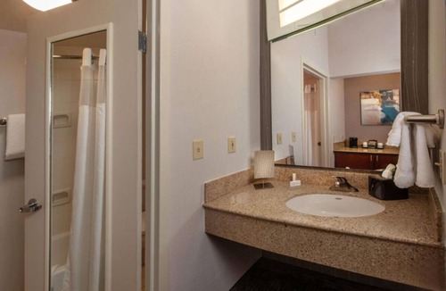 Newark Hotel | THREE Relaxing Units, Indoor Swimming Pool, Pets Allowed, Free Parking!