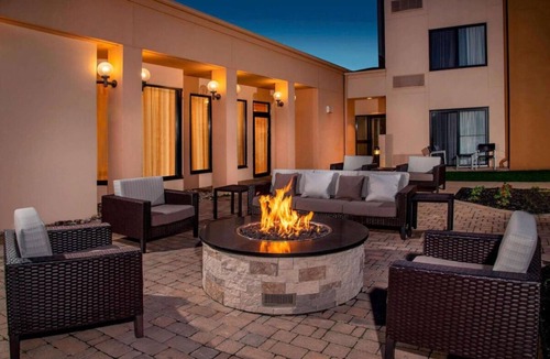 Newark Hotel | THREE Relaxing Units, Indoor Swimming Pool, Pets Allowed, Free Parking!