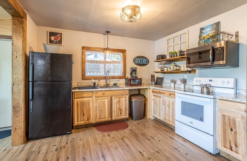 Montague Cabin | Three, Riverside, Cabins