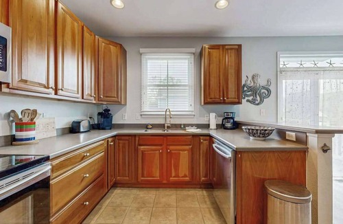 Sun Ridge Condo | Three-Story Bayside Resort Retreat W/Shared Pool/Hot Tub, Balcony & Central AC