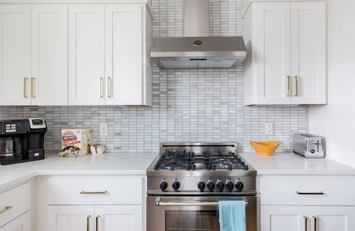 Edgehill House | Three Story Home With Urban Courtyard Minutes to Downtown