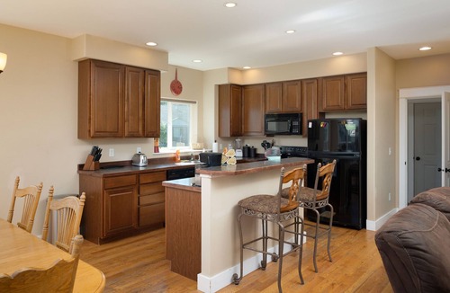 Four Corners House | Three Suites Lodge, Full Private Bathrooms!