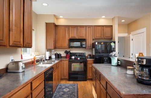 Four Corners House | Three Suites Lodge, Full Private Bathrooms!