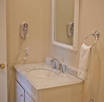 Stony Brook Hotel | Three Village Inn