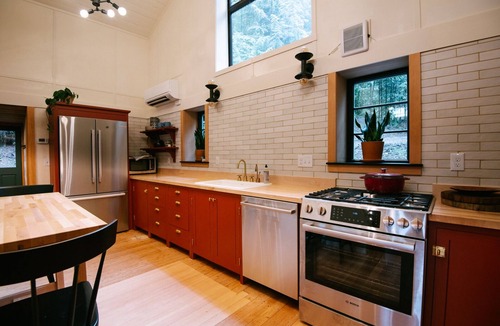 Washougal House | Three waterfalls, a river and Lodge.