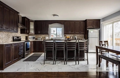 Welland House | Three year old house 5 bedrooms 4 full washrooms