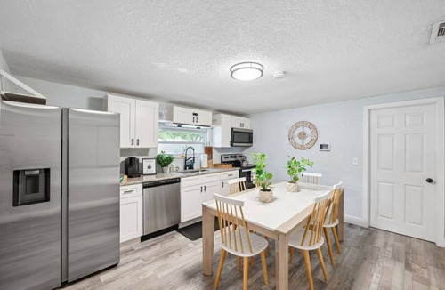 Zephyrhills House | Thrilling Skydive Haven: Modern, Cozy Retreat Near Tampa