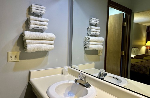 Baraboo Hotel | Thunderbird Motor Inn Baraboo