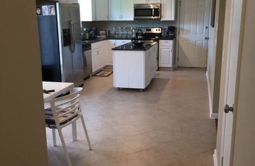 Thunderbolt House | Thunderbolt Home | Clean & Comfortable | Close to Beach and Downtown