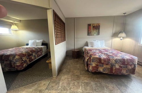 Swan River Hotel | Thunderhill Motel
