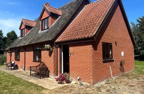 Repps with Bastwick House | Thurnefield Holiday Cottages - Cherry Tree Cottage