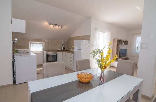 Veli Losinj Apartment | Tia Appartement mit Meerblick by Interhome