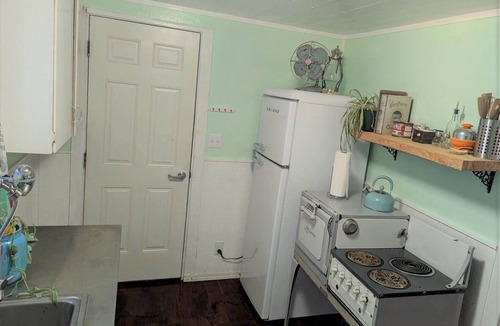 Westlake Cabin | Ticketmaster Chamber - Historic Lakefront Studio Cabin with Kayaking