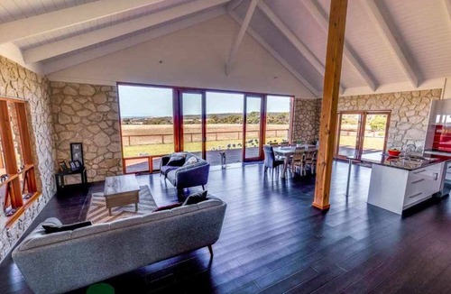 Duncan House | Tickled Pink Holiday House