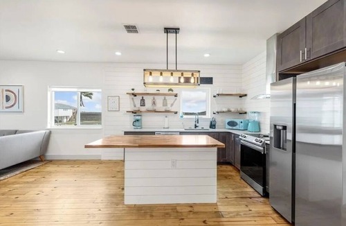Bella Vista House | Tickled pink home with an ocean view