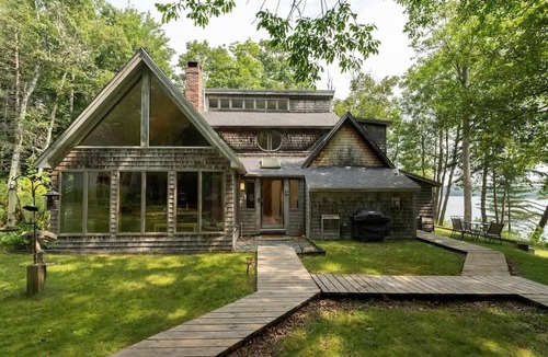 Blue Hill House | Tide's Rest-Oceanfront sleeps 6!