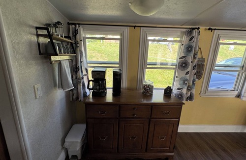 Bay View Cabin | Tide’s Edge Escape: Cozy 2-Bed Cottage/Camper with Sea Views