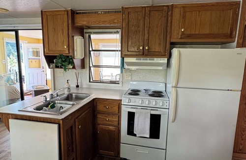 Bay View Cabin | Tide’s Edge Escape: Cozy 2-Bed Cottage/Camper with Sea Views