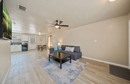 San Antonio House | Tidy 2 Bedroom home Near Lackland AFB, Sea World