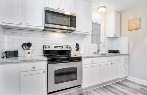 Lakeshore South House | ~Tidy Team Stay Sleeps 8 Near Stadium~