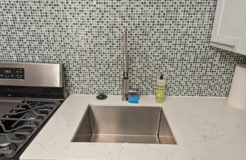 Neartown Apartment | Tiffany Hip Montrose Apt Near MedCenter UH & NRG