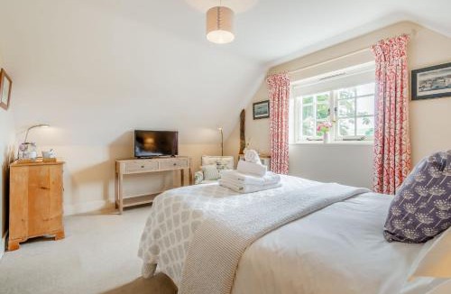 East Dean and Friston Bed & Breakfast | Tiger Inn - Elizabeth