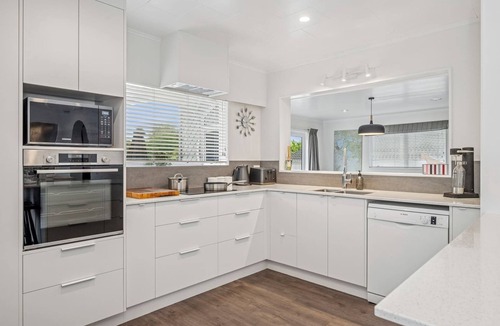 Springfield House | Tihi Time - Great Deck, Spa Pool & Games Room