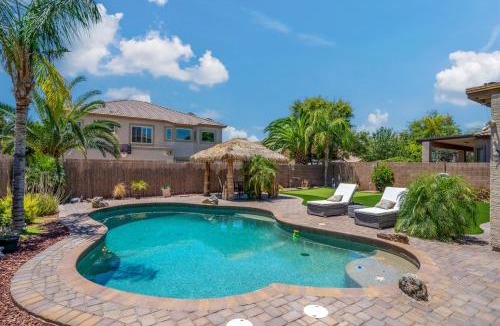 Cottonflower House | Tiki Bar & Heated Pool Relax & Unwind