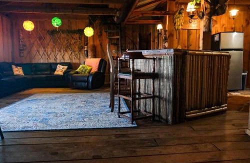 Minden House | Tiki Cabin Yellow Rose Canyon