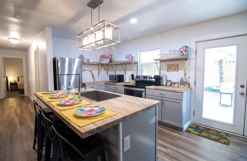Gordonville House | Tiki Cottage Lake Texoma - Hot Tub & Fun