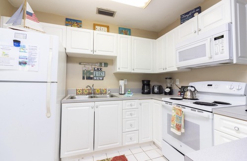 St. Augustine Beach House | Tiki Hut ~ Excellent Location ~ 1 House Off Beach!