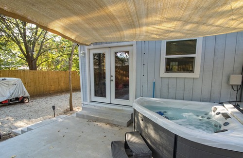 Gordonville House | Tiki Paradise in Lake Texoma - Golf Cart + Hot Tub