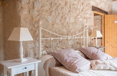 Castelnau-de-Montmiral Bed & Breakfast | Tilleul Guest Room with Shared Terrace and Garden