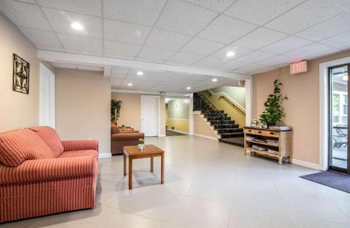 Lochmere Hotel | TiltonLodge Inn & Suites