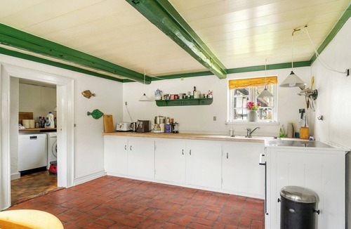 Reersø House | Timber-framed farm on Reersø with cobblestone yard