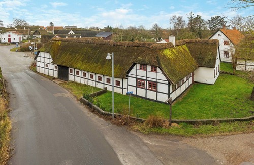 Reersø House | Timber-framed farm on Reersø with cobblestone yard