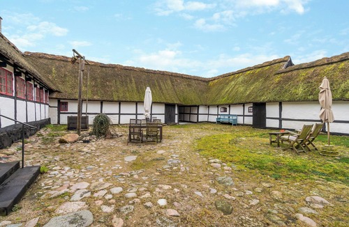 Reersø House | Timber-framed farm on Reersø with cobblestone yard
