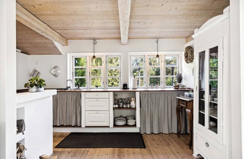 Juelsminde House | Timber-framed with bright and idyllic garden