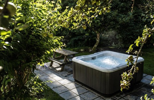 St Brides House | Timber Hill - Cottage with Hot tub