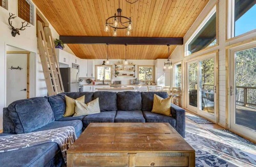 Rainbow Valley Cabin | Timber Peak Cabin! Hot Tub,BBQ & Scenic Views!