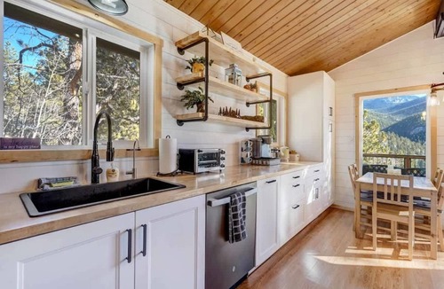 Rainbow Valley Cabin | Timber Peak Cabin! Hot Tub,BBQ & Scenic Views!