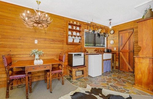 Rotorua Cottage | Timber Retreat - CBD