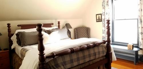 Camden Hotel | Timbercliffe Cottage Inn